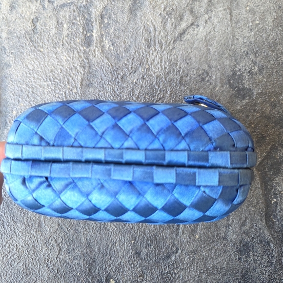 Vintage La Regale Blue Satin Woven Clutch with Strap Gold Hardware Magnetic Snap - Picture 11 of 15